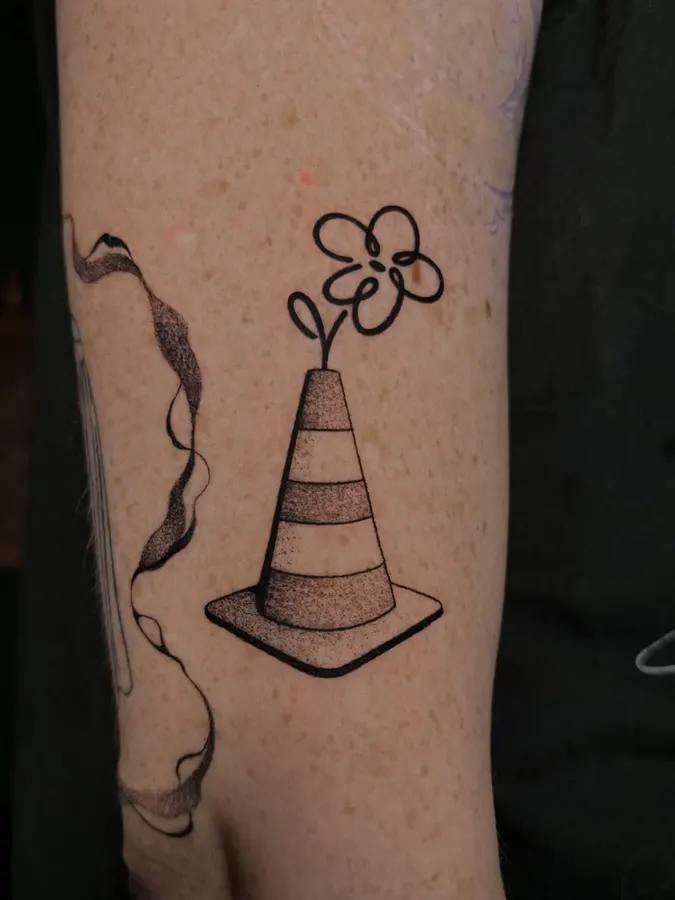 Small illustrative design with a cone and flower.