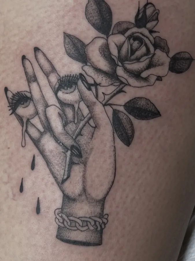 Mains et rose réalisées en noir et gris.