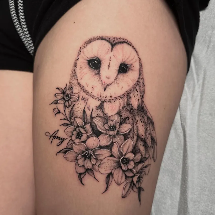 Hibou entouré de fleurs en noir et gris.
